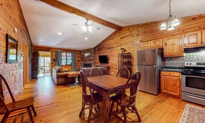 Sautee Nacoochee Cabina | BEAUTIFUL! Hidden GEM! KnottyPines cabin -Hot-tub Heaven with fast Fiber WIFI!