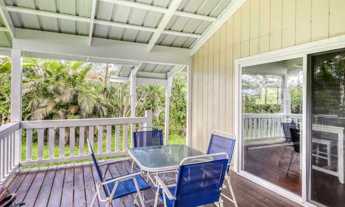 Kapoho Casa | Hermosa casa escondida con lanai envolvente, WiFi, pisos y muebles renovados.