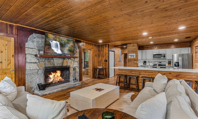 Lake Sequoyah Casa | Beautiful Highlands Cabin 5 minutes to town!