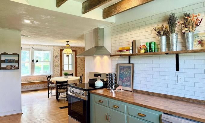 Auburn Otro | Beautiful historic farmhouse on a hobby farm