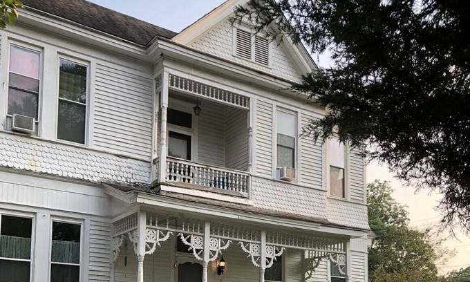 Oxford Casa | Beautiful Historic Victorian 5b/3b Family,pet friendly!