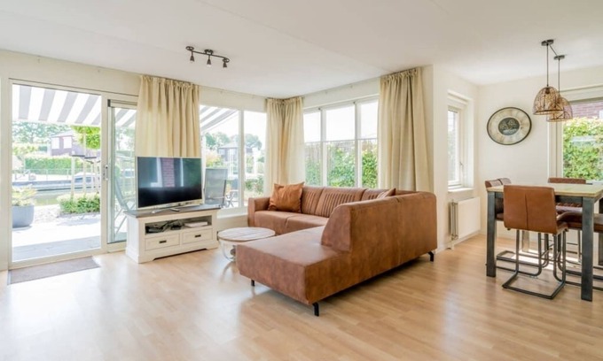 Oude-Tonge Casa | Beautiful holiday home with various extras such as an extended bedroom on the ground floor, veranda
