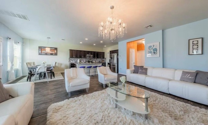 Austin Casa | Beautiful home, 2 living rooms, group getaway, in welcoming Austin