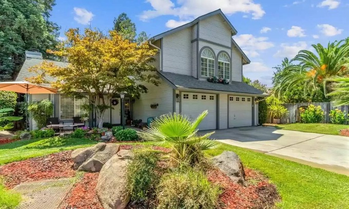 Fresno Casa | Beautiful Home and Pool in quiet gated neighborhood