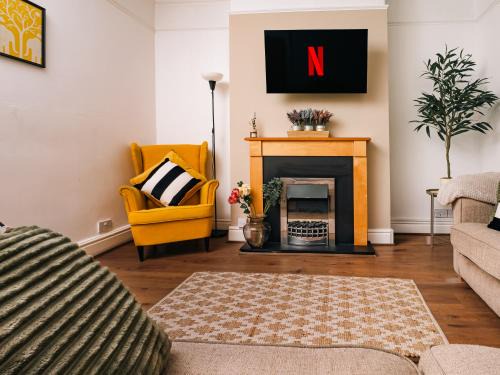 Liverpool Casa | Beautiful Home Away From Home - 3 Bedrooms - 6 Beds - Sleeps 7 - Free Parking