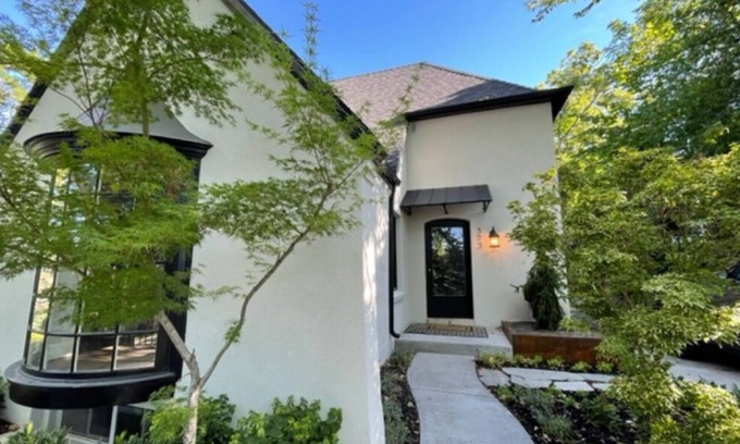 The Avenues Casa | Beautiful home in a treelined historic district.