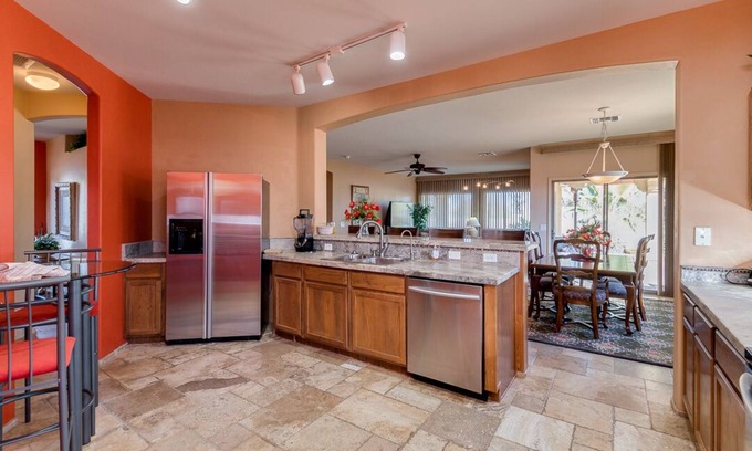 Eloy Casa | Beautiful home in a gated community on a golf course, w