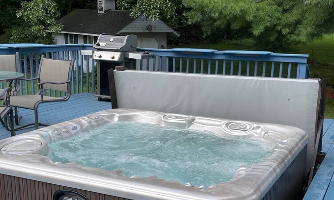 New Haven Casa | Beautiful home in a quiet neighborhood w/hotub