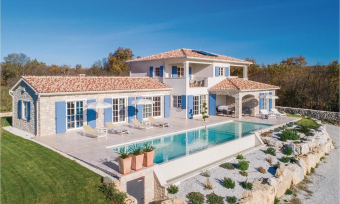 Strpacici Casa | Beautiful home in Babudri with 5 Bedrooms, WiFi and Outdoor swimming pool