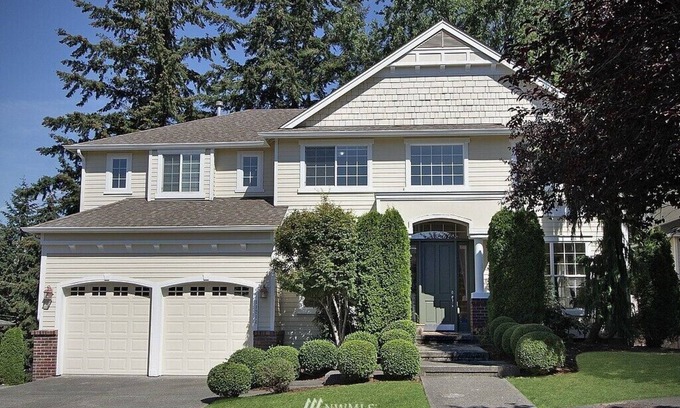 Newport Casa | Beautiful Home in Bellevue for family or friends to get together.
