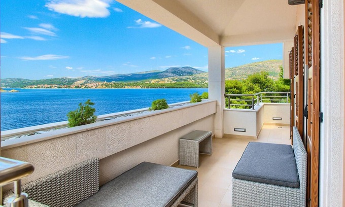 Okrug Donji Casa | Hermosa casa en Okrug Donji