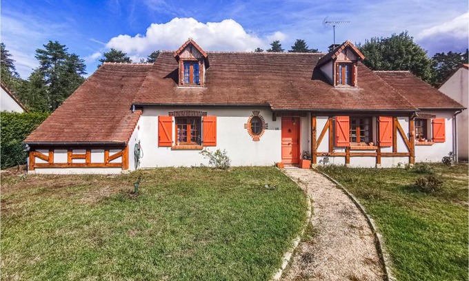 Sainte-Anne-sur-Brivet Casa | Beautiful Home In Salbris