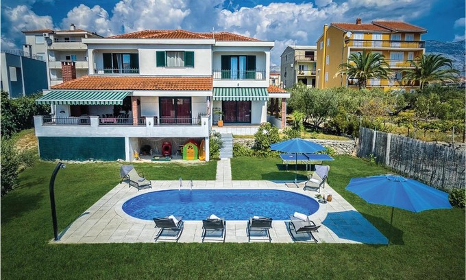 Stobrec Casa | Beautiful Home In Stobrec With 4 Bedrooms, Jacuzzi And Wifi