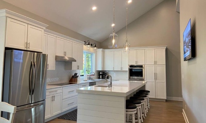 State College Casa | Beautiful Home in Toftrees. Located 2.5 miles from PSU campus and Beaver Stadium