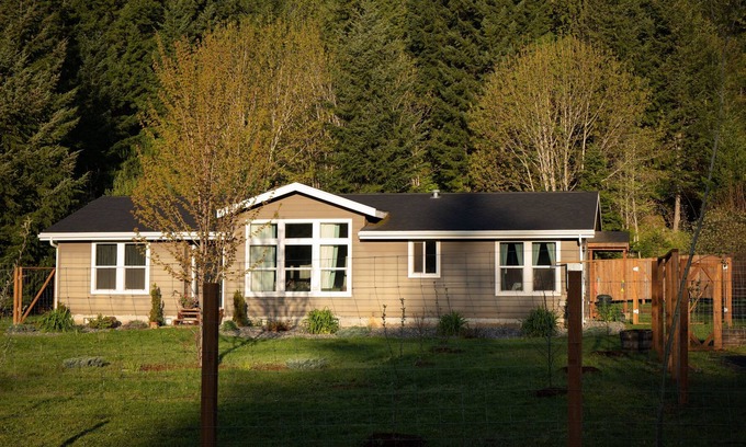 White Salmon Casa | Beautiful Home near forest and river!