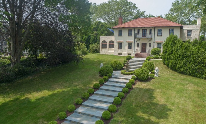 New London Casa | Beautiful home near Ocean Beach Park.