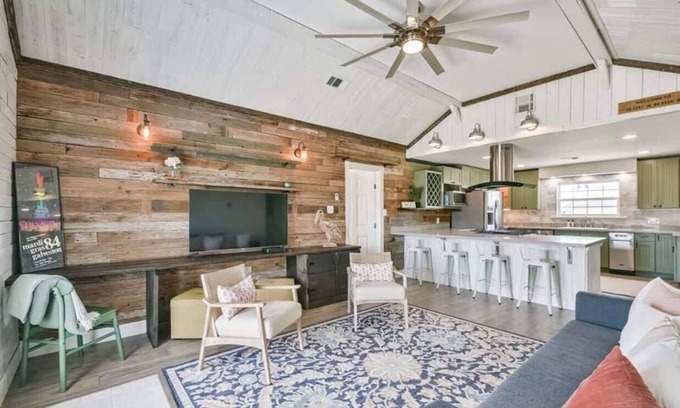 Bayou Vista Casa | Beautiful Home on Ocean Canals near Galveston