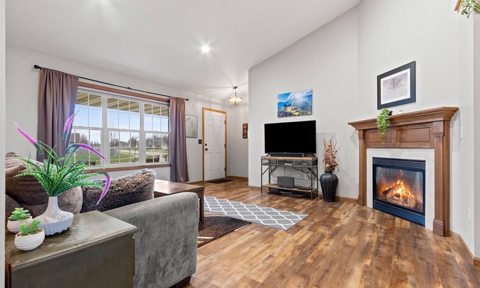 De Pere Casa | Beautiful home only 15 minutes from Lambeau Field