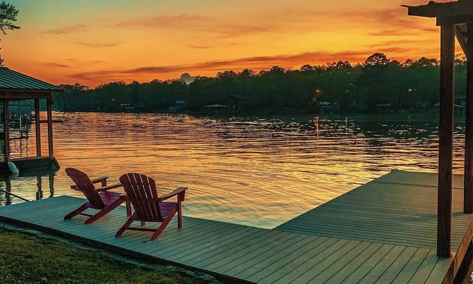 Piney Casa | Beautiful Home Right On Lake Hamilton! HOT TUB! Covered Boat Slip! Waterfall!!