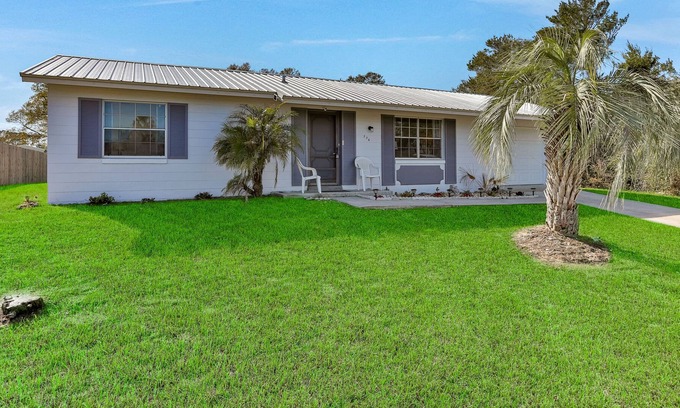 Saint Augustine Shores Casa | Beautiful home with fenced yard, central AC, & washer/dryer