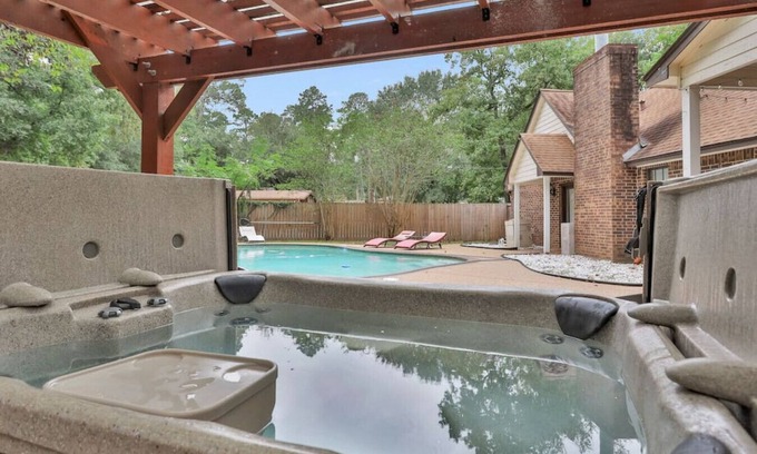 Conroe Casa | Beautiful Home w/Pool & Separate Guesthouse on 6 Acres