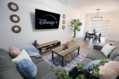 Southwest Edmonton Casa | Beautiful Home With 4 King Beds,Airport,Disney+