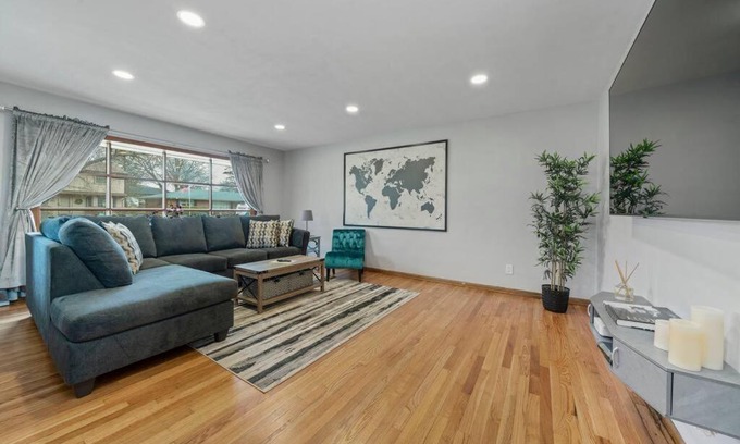 Rockford Casa | Beautiful home with 5 huge bedrooms