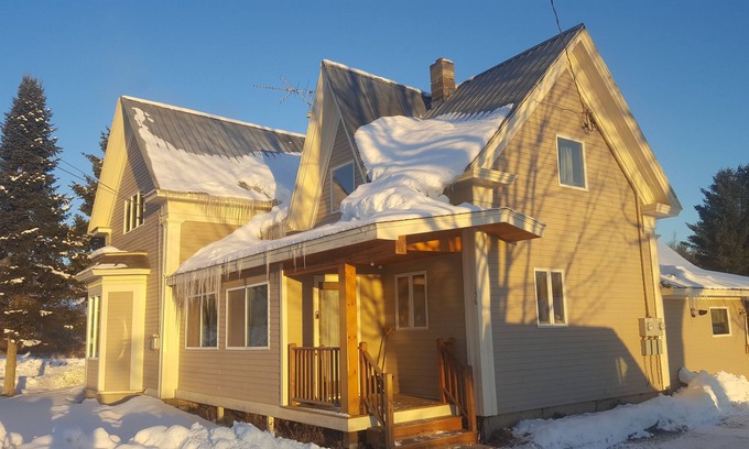 Troy Casa | Hermosa casa con una sensación de cabina ubicada cerca del área de esquí Jay Peak