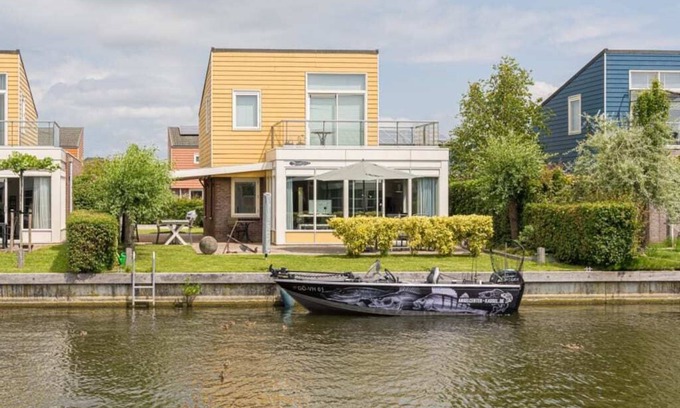 Oude-Tonge Casa | Beautiful home with roof terrace and a view of the water.