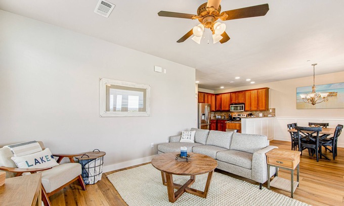 Jonestown Condominio | Beautiful home with shared hot tub, private washer and dryer, WiFi, & central AC
