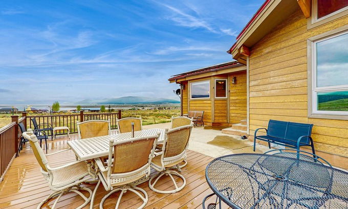 Cimarron Casa | Beautiful Home with WiFi, Wood Stoves, Private Washer/Dryer, and Mountain Views