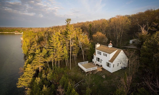 Gills Rock Casa | Hermosa casa con vistas specatcular de Garrett Bay y Gills Rock!