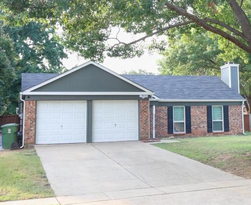 Flower Mound Casa | Beautiful home with backyard