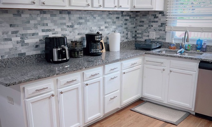 Hazel Park Casa | Beautiful home with In-ground pool, pool house, king bed and oval jetted tub
