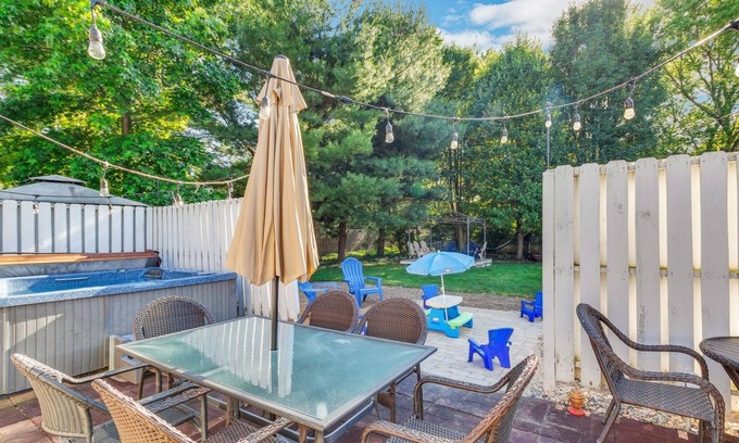 Indianapolis Casa | Beautiful Home With Private Hot Tub Close To Everything 4 Bedroom Residence by Redawning