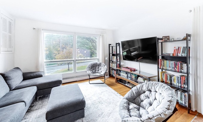 Montpelier Casa | Beautiful home with full kitchen, deck, close to river, & washer/dryer