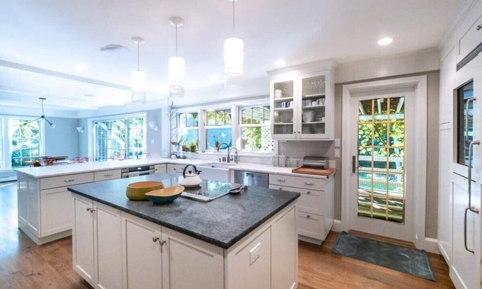 Glendale Casa | Beautiful House In The Woods, Huge Yard, Hot Tub