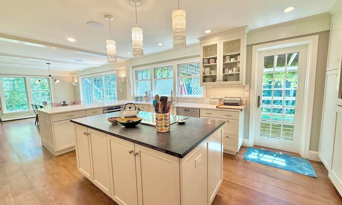 Glendale Casa | Beautiful House in the Woods: Huge Yard, Hot Tub