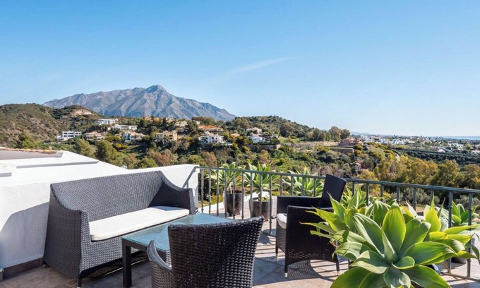 Benahavis Casa | Lujosa casa en La Quinta golf, 10 min de playa, vista al mar