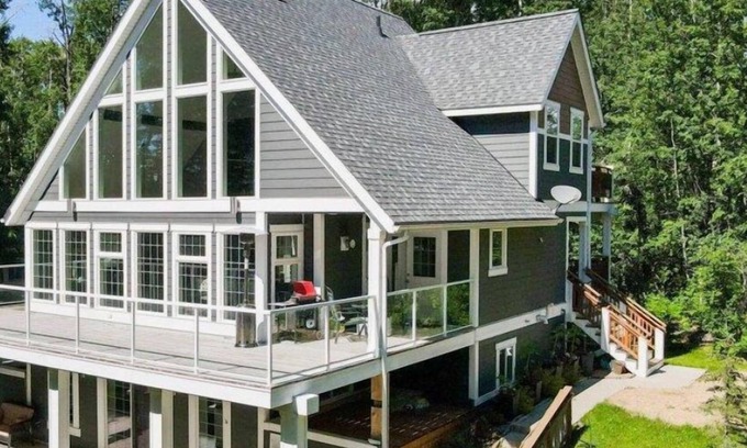 Division No. 8 Casa | Beautiful House at the Lake!