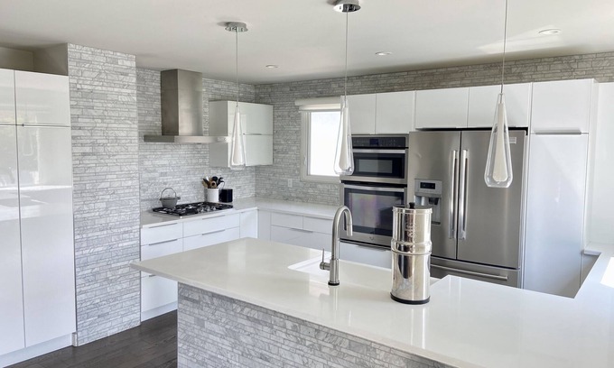 Southwest Calgary Casa | Beautiful house close to DT, Chefs kitchen, & private yard