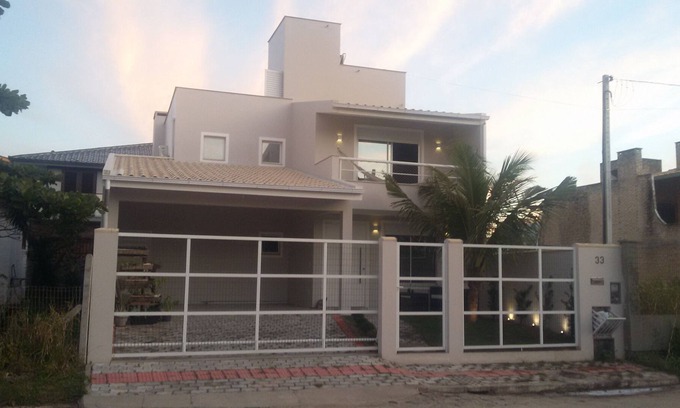 Centro Casa | Linda casa en el centro de Garopaba ya 100 metros de la playa central.