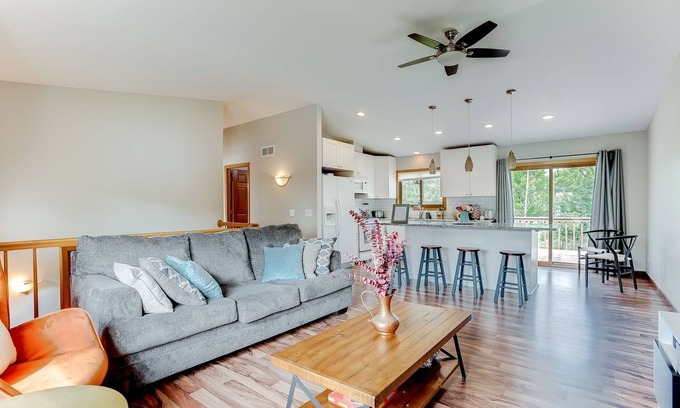 Eden Prairie Casa | Beautiful House in Eden Prairie - Entire House
