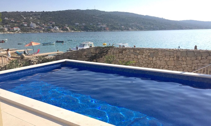 Sevid Villa | Hermosa villa, frente al mar con piscina privada, a 25 km del aeropuerto de Split