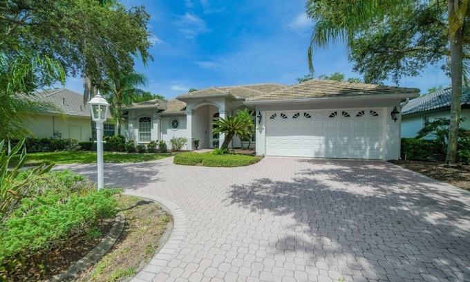Braden River Casa | Beautiful house in a gated golf community. Pool with Lanai. Close to beaches.