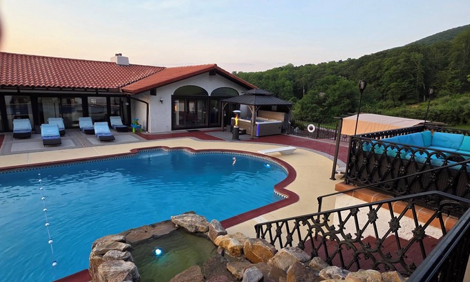 Stroudsburg Casa | Beautiful house with new hot tub, private heated swimming pool, 6 BR/6BA