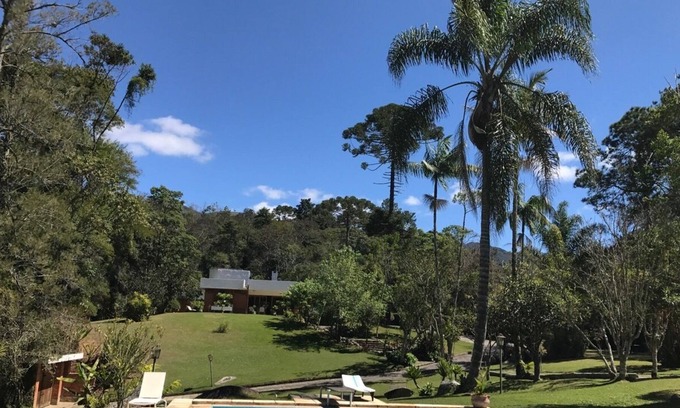 Teresopolis Cabaña | Beautiful house with 9,000m2 of gardens, wifi, 4 suites and close to Golf - 06 rooms