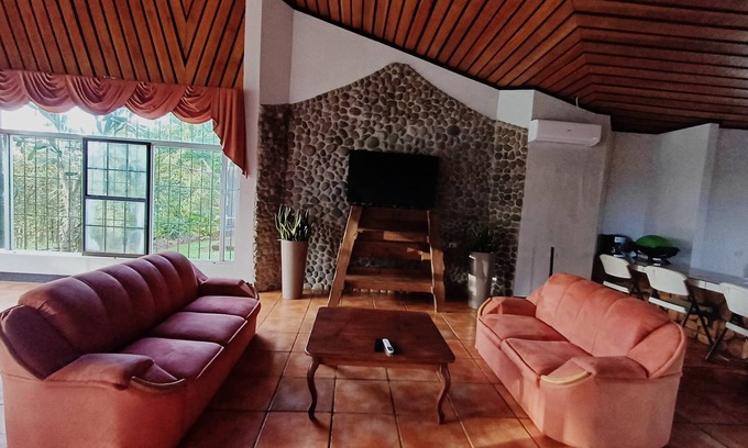 Pital Casa | Hermosa casa con piscina y bar humedo en Quinta La Loma