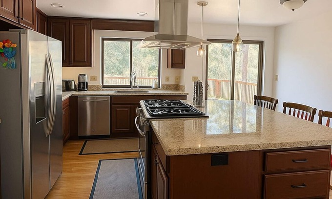 Somerset Hotel | Beautiful House with Yard in Bellevue