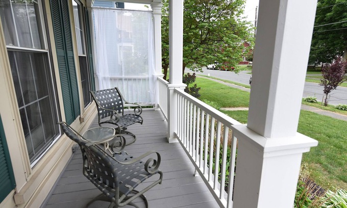 Greenfield Apartamento | Cerca de las universidades y colegios en Deerfield y Northfield.